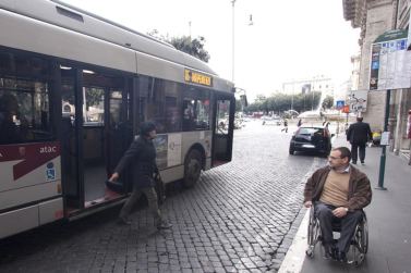 Persona in carrozzina non può salire in autobus a Roma