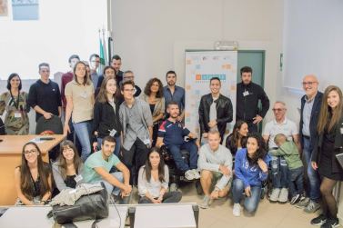 Foto di gruppo per gli studenti impegnati a Mantova nell'evento "Hackathon Disabilità&Sport"