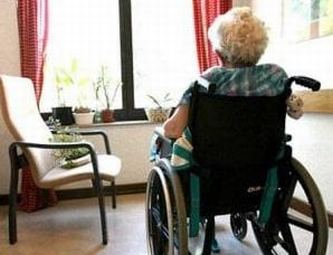Persona anziana con disabilità costretta in casa dalle barriere architettoniche