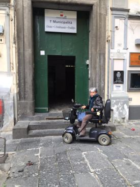 Cittadina con disabilità davanti alla sede della 1^ Municipalità della città di Napoli