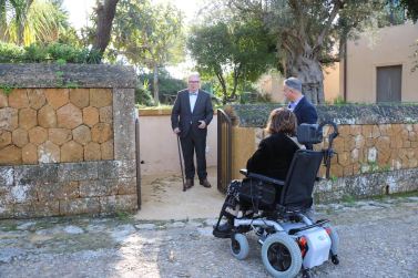 Il direttore del Parco Archeologico della Valle dei Templi di Agrigento Roberto Sciarratta accoglie due visitatori
