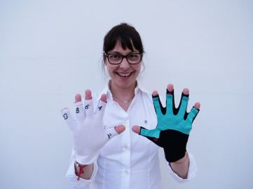 Pamela Caldarini con i guanti che "insegnano" le tabelline