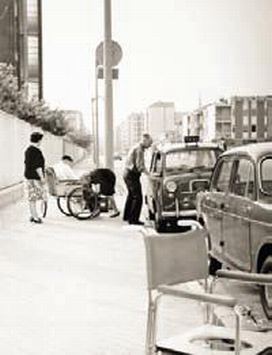 Anni Sessanta: taxi e persone in carrozzina (foto di Archivio UILDM Nazionale)