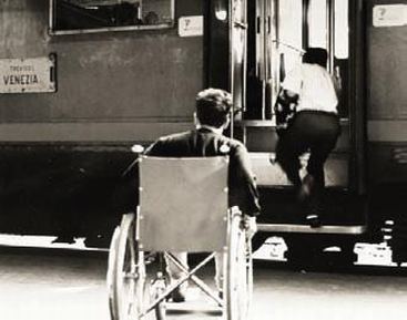 Anni Settanta: persona in carrozzina non può salire su un treno (foto di Archivio UILDM Nazionale)