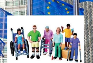 Figurine di varie persone con disabilità. Sullo sfondo bandiere dell'Europa