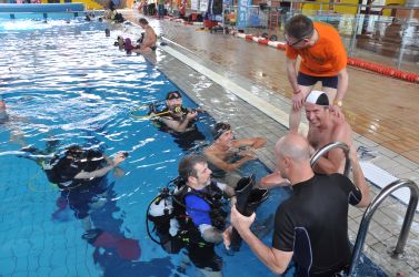 Persone con disabilità in piscina, insieme agli istruttori di HSA Italia