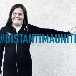 Nicole Orlando, per la campagna "#distantimauniti"