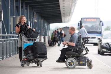 Persona con disabilità e assistente della Cooperativa ULOBA (Norvegia)