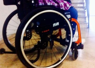 Particolare di persona con disabilità in carrozzina