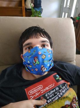 Ragazzo con autismo con la mascherina