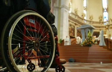 Persona con disabilità in chiesa