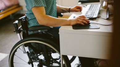Lavoratrice con disabilità al computer