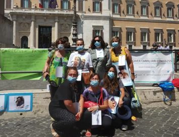 Protesta dei caregiver familiari partecipanti alla manifestazione di protesta in Piazza Montecitorio a Roma, 22 luglio 2020