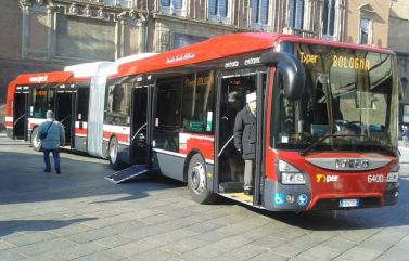 Autobus bolognese attrezzato per il trasporto di persone a ridotta mobilità