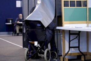 Una persona con disabilità al voto