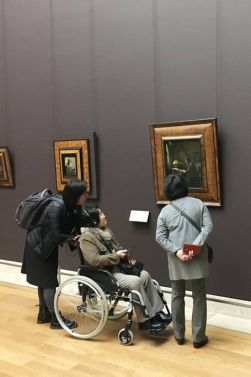 Persona con disabilità in carrozzina in un museo