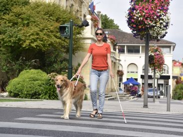 Donna con disabilità visiva attraversa la strada