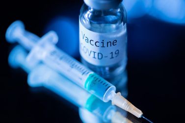 Boccetta di vaccino per Covid-19 e siringa