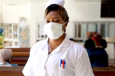 Operatrice sanitaria impegnata in un Paese in cerca di sviluppo