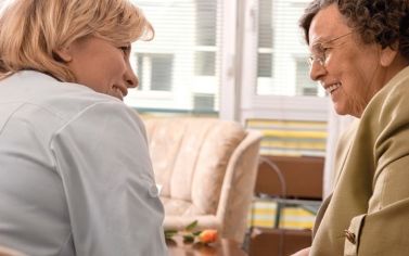 Persona con malattia di Parkinson insieme alla propria caregiver