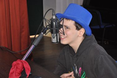Giovane con disabilità seguiti dall'Istituto Serafico di Assisi, che animano al microfono il podcast radiofonico coloRadio Serafico