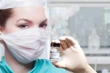 Operatrice sanitaria con un vaccino anti-Covid