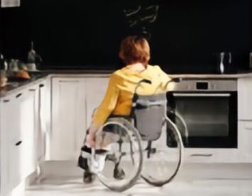 Donna con disabilità in carrozzina in una cucina