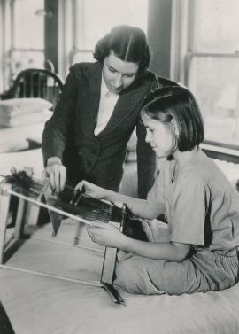 Giovane disabile impara a tessere, USA, WPA, 1935-1943