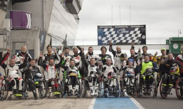 Foto di gruppo per i motociclisti paralimpici sul circuito di Le Mans