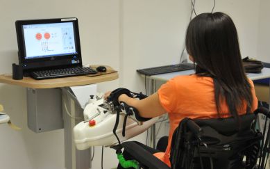 Seduta di riabilitazione robotica