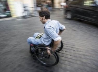 Persona con disabilità in carrozzina