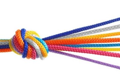 Un nodo di tante corde colorate