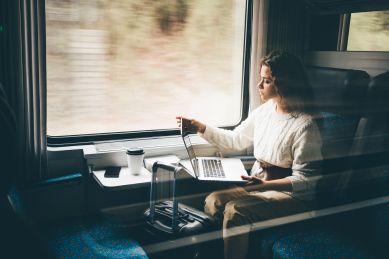 Giovane donna usa il computer in treno