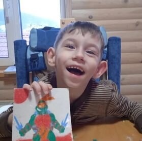 Un bimbo ucraino con disabilità