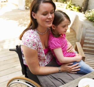Mamma con disabilità motoria insieme alla figlia