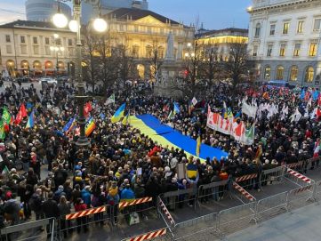 24 febbraio 2022, Milano, Piazza della Scala, protesta contro la guerra in Ucraina