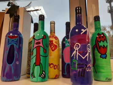 Bottiglie artistiche realizzate dall’Atelier d’Arte Noway-Nouei, Fondazione Progettoautismo FVG