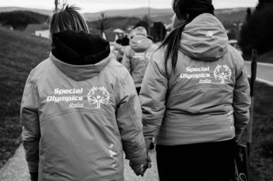 Foto in bianco e nero di spalle di due atleti Special Olympics