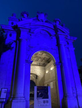 2 aprile 2022: Porta Lambertina a Senigallia illuminata di blu