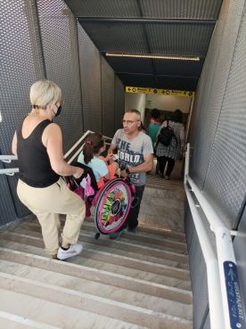 Stazione di Pescara Portanuova, bimba con disabilità trasportata su per le scale