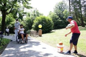 Prove di baseball in carrozzina nel parco storico dell'Istituto di Montecatone