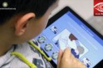 Un ragazzo con il tablet che reca l'app "vi.co Hospital", ove viene visualizzata l'effettuazione di un esame ospedaliero