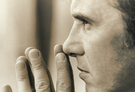 Uomo di profilo che medita (foto in bianco e nero)
