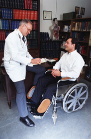 Medico visita persona con disabilità