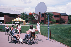 Persone in carrozzina che giocano a basket