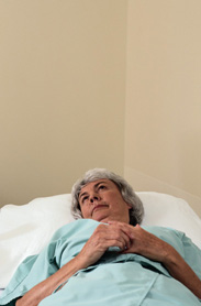 Paziente su un letto di ospedale