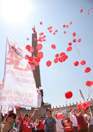 Un'immagine scattata in Piazza San Pietro a Roma, riguardante l'evento denominato «A questo rosso non mi fermo», nell'ambito della Settimana Nazionale della Sclerosi Multipla dell'AISM