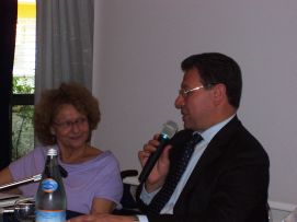 Al microfono di Bellaria il vicepresidente della Commissione Affari Sociali della Camera Carlo Ciccioli, al fianco di Lia Fabbri, presidente nazionale dell'ANIEP