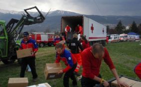 Volontari al lavoro nelle prime giornate dopo il sisma del 6 aprile in Abruzzo