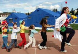 Bimbi abruzzesi a scuola nelle tende, dopo il terremoto del 2009